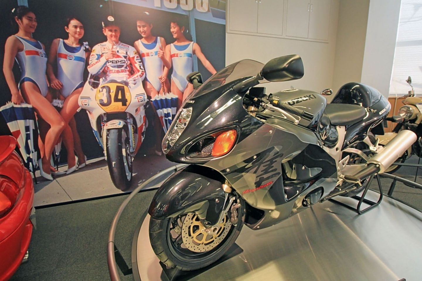 Das erste Serienmotorrad, das über Tempo 300 fuhr: Suzuki Hayabusa 1300.