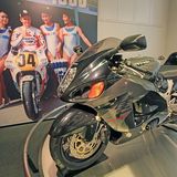 Das erste Serienmotorrad, das über Tempo 300 fuhr: Suzuki Hayabusa 1300.