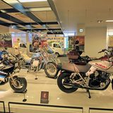 Die Motorräder Suzuki VS750 Intruder Extra Limit (hinten), RG250I (links), GSX-1100S Katana (rechts).