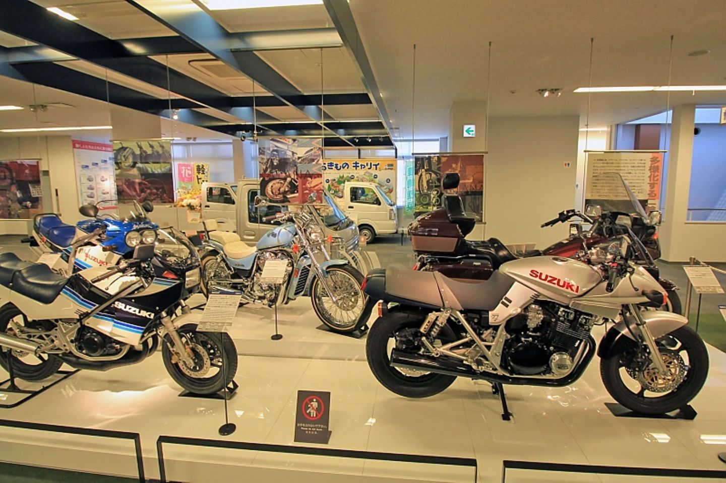 Die Motorräder Suzuki VS750 Intruder Extra Limit (hinten), RG250I (links), GSX-1100S Katana (rechts).