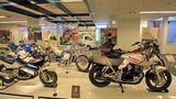 Die Motorräder Suzuki VS750 Intruder Extra Limit (hinten), RG250I (links), GSX-1100S Katana (rechts).