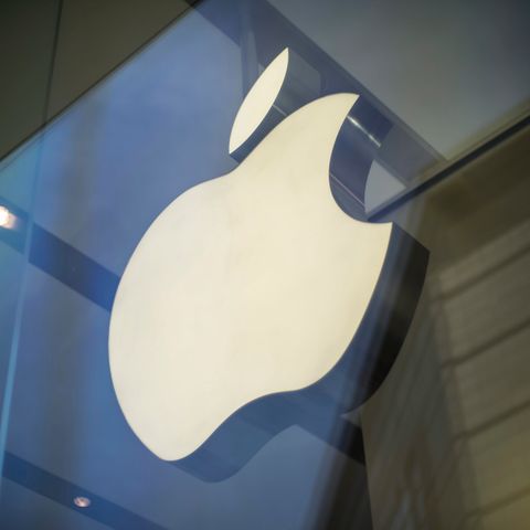 Das bekannte Apfel-Logo ist an einem Apple-Store zu sehen.