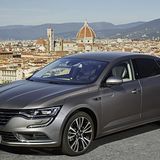 Der Renault Talisman steht breitbeinig da