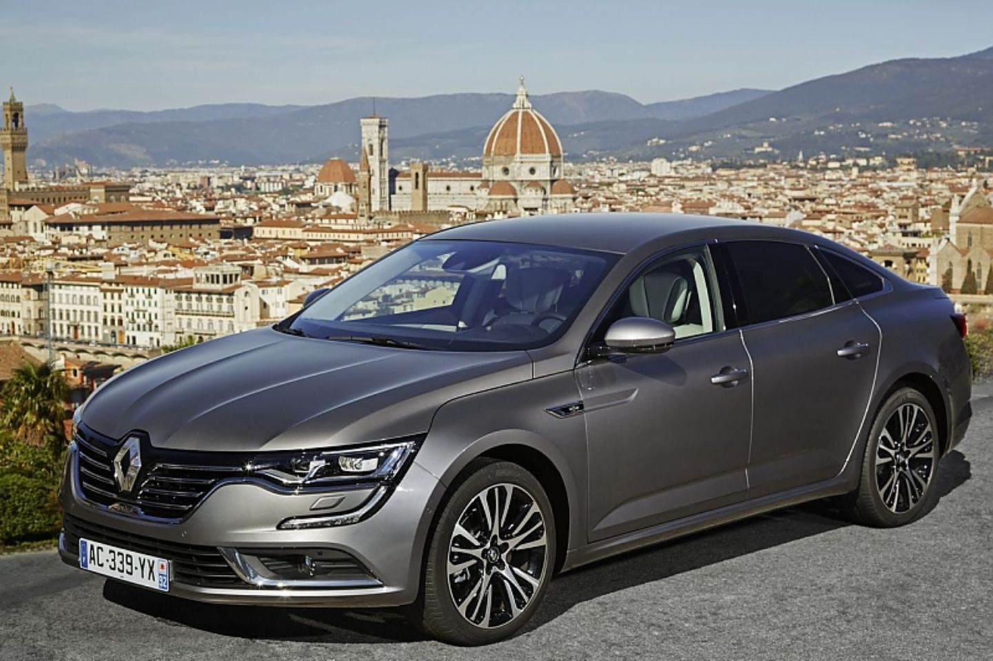 Der Renault Talisman steht breitbeinig da