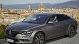 Der Renault Talisman steht breitbeinig da