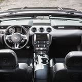 Das Cockpit des Ford Mustang.