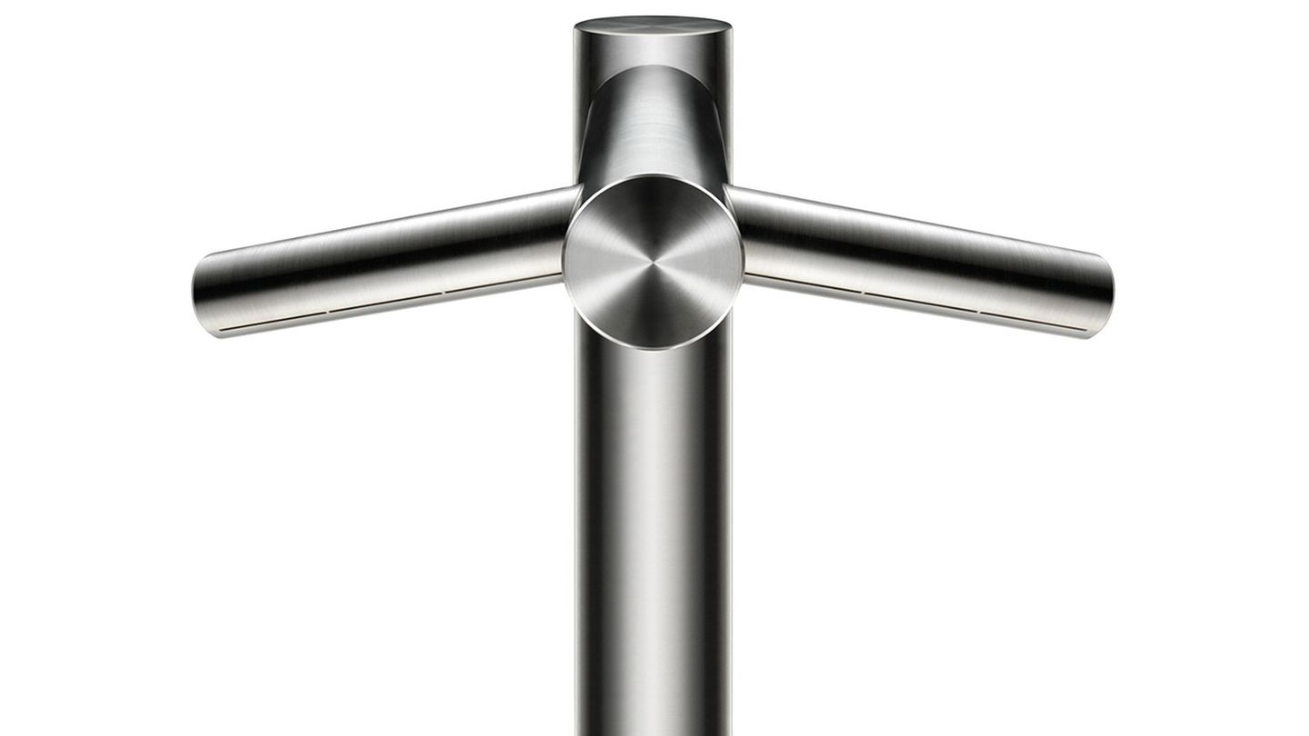 Dyson Airblade Tap - Denn das Auge wäscht ja auch mit...    Ein Hauch von Hightech weht mit dem „Airblade Tap“ durch das Bad. Der elegante Edelstahl-Wasserhahn wäscht die Hände nicht nur, sondern trocknet sie auch ab. Wer seine Hand unter den Wasserhahn hält, löst wie im Hotelwaschbecken per Infrarot den Wasserstrahl aus. Die Sensoren unter den Seitenarmen aktivieren den Luftstrom, der mit 692 km/h das Wasser kraftvoll von der Haut pustet. Mit vorher von Bakterien frei gefilterter Luft. Da die Hände direkt im Waschbecken getrocknet werden, bleiben Wasserkleckse auf dem Boden aus. Klobige Bauteile wie der Motor stecken dezent in einem Gehäuse unter dem Waschbecken. Luxus pur, der mit 1.399 Euro wohl eher im modernen Designer-Loft Verwendung findet, als in der alten Zweizimmerwohnung. Erhältlich über Elektro- und Sanitär-Installateure.  Dyson Airblade Tap  Preis: rund 1400 Euro