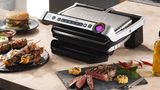 Tefal OptiGrill - Mach das Fleisch jetzt besser runter!    Rare, medium oder well-done: um den richtigen Garpunkt bei Fleisch abzupassen, benötigen Hobbyköche Erfahrung. Der "Optigrill" steigert die Chance, saftige Steaks statt zäher Brocken zu servieren. Ist die Fleischart ausgewählt und das Grillgut aufgelegt, misst das Gerät die Dicke von Steak, Fisch und Geflügel und passt den Garvorgang entsprechend an. Vom heißen Vorheizen bis gedrosseltem Durchgaren. Den aktuellen Garzustand zeigt der Grill mit Hilfe eines Lichtindikators an. Auch auftauen ist möglich. Wer lieber auf eigene Faust brutzelt oder Gemüse grillen will, kann außerdem traditionell, manuell grillen.  Tefal OptiGrill  Preis: rund 140 Euro