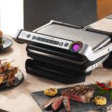 Tefal OptiGrill - Mach das Fleisch jetzt besser runter!    Rare, medium oder well-done: um den richtigen Garpunkt bei Fleisch abzupassen, benötigen Hobbyköche Erfahrung. Der "Optigrill" steigert die Chance, saftige Steaks statt zäher Brocken zu servieren. Ist die Fleischart ausgewählt und das Grillgut aufgelegt, misst das Gerät die Dicke von Steak, Fisch und Geflügel und passt den Garvorgang entsprechend an. Vom heißen Vorheizen bis gedrosseltem Durchgaren. Den aktuellen Garzustand zeigt der Grill mit Hilfe eines Lichtindikators an. Auch auftauen ist möglich. Wer lieber auf eigene Faust brutzelt oder Gemüse grillen will, kann außerdem traditionell, manuell grillen.  Tefal OptiGrill  Preis: rund 140 Euro
