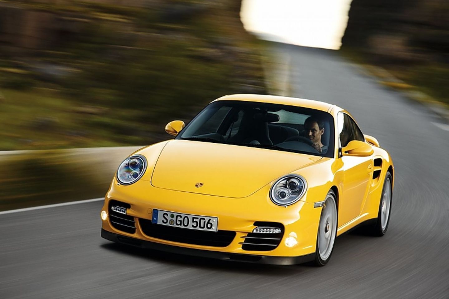 Vor allem i Kurven ist der Porsche Turbo besonders agil