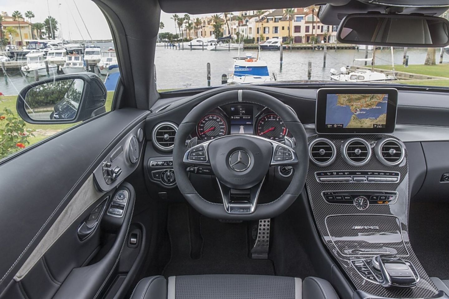 Carbon-Applikationen hin, Leder her: Auch das AMG C 63 S Coupé hat das bekannte Mercedes-Interieur