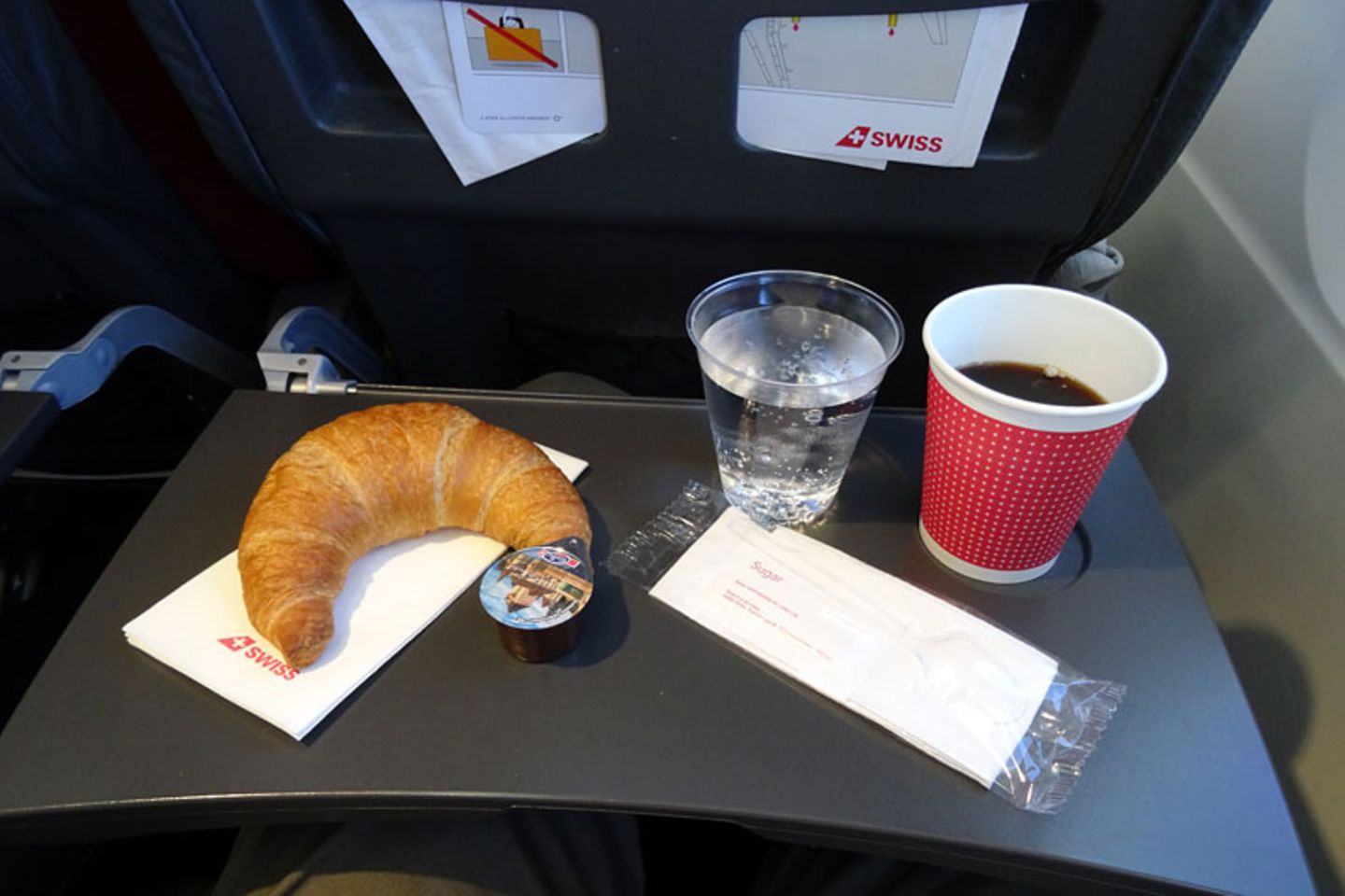 Swiss Air Lines, Economy Class: Flug Hamburg - Zürich