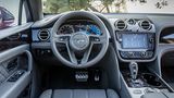 Edles Cockpit, feines Leder, nur die Tasten rings um den Infotainment-Bildschirm fallen etwas ab