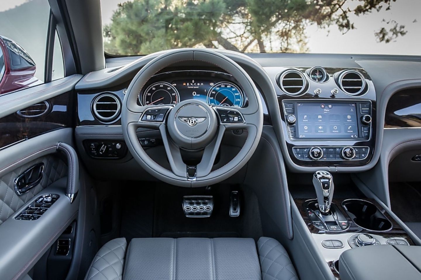 Edles Cockpit, feines Leder, nur die Tasten rings um den Infotainment-Bildschirm fallen etwas ab