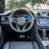 Edles Cockpit, feines Leder, nur die Tasten rings um den Infotainment-Bildschirm fallen etwas ab