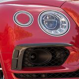 Die Scheinwerfer leuchten die Straße gut aus