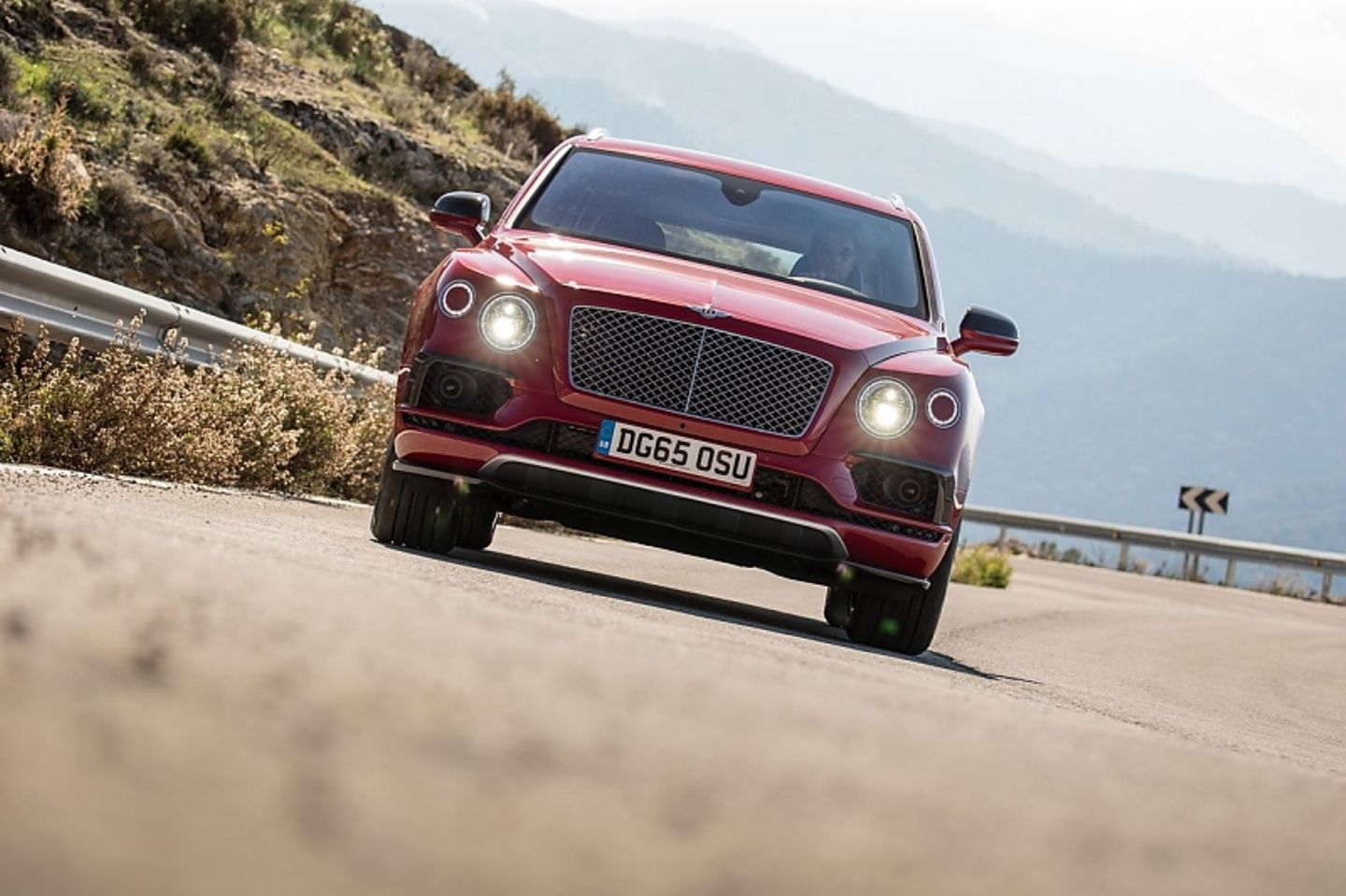 Dank der elektronischen Wankstablisierung liegt der Bentley Bentayga wie das berühmte Brett