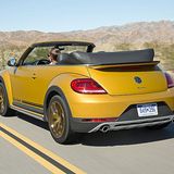 Es verfügt über ein schwarzes Softtop.