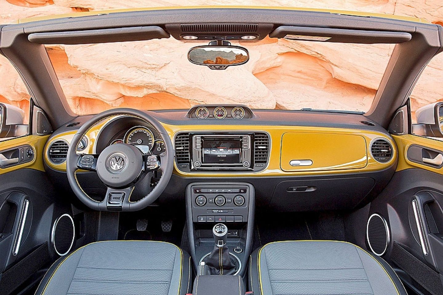 Das Cockpit des VW Beetle Dune.