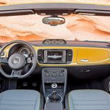 Das Cockpit des VW Beetle Dune.