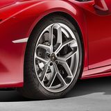 Er fährt auf 19 Zoll großen Rädern.