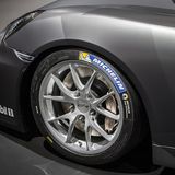 18 Zoll große Felgen sind serienmäßig montiert.