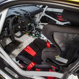 Ein Sicherheitskäfig und...