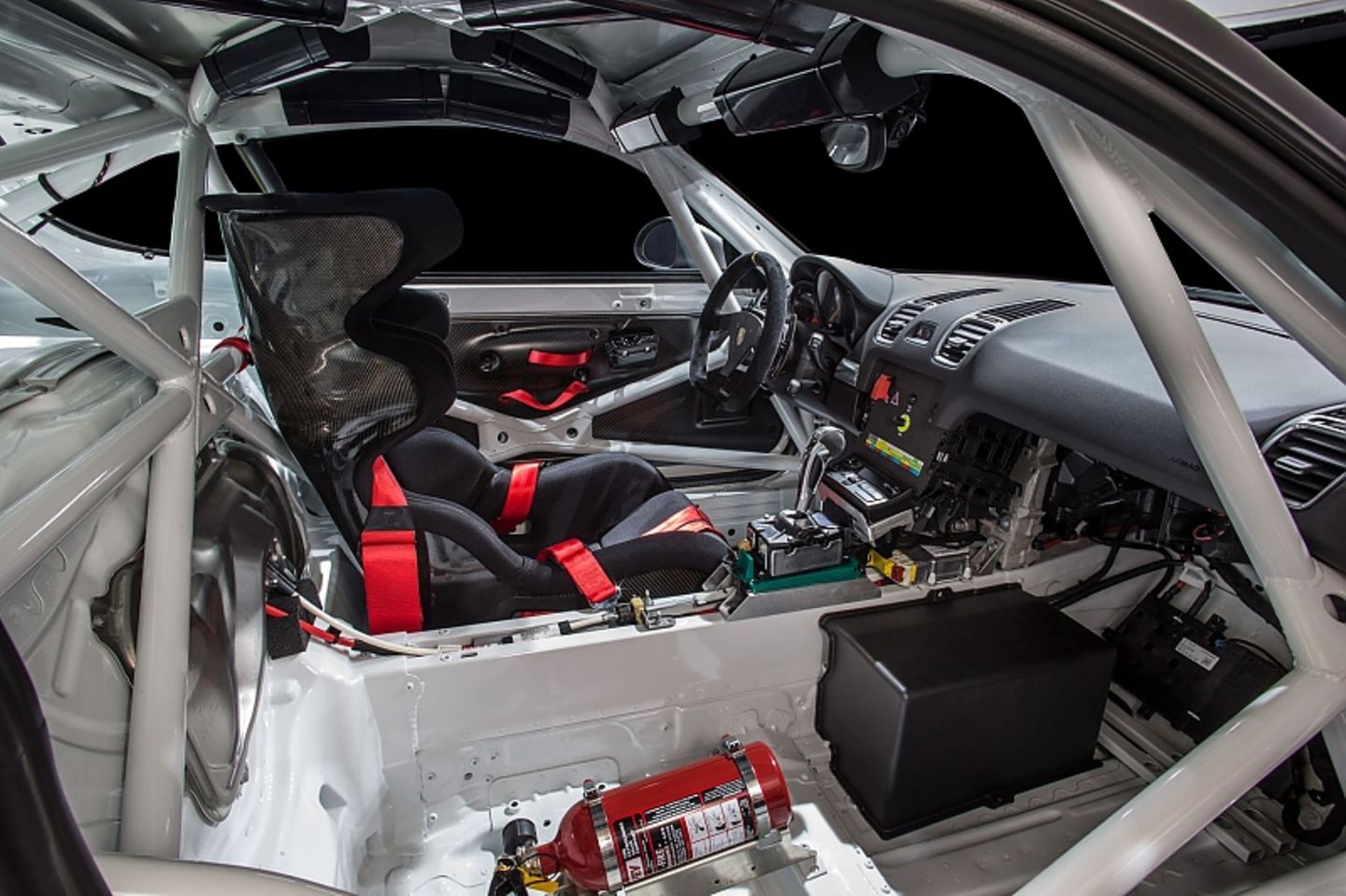 ...ein Rennschalensitz sind im Porsche Cayman GT4 Clubsport serienmäßig verbaut.