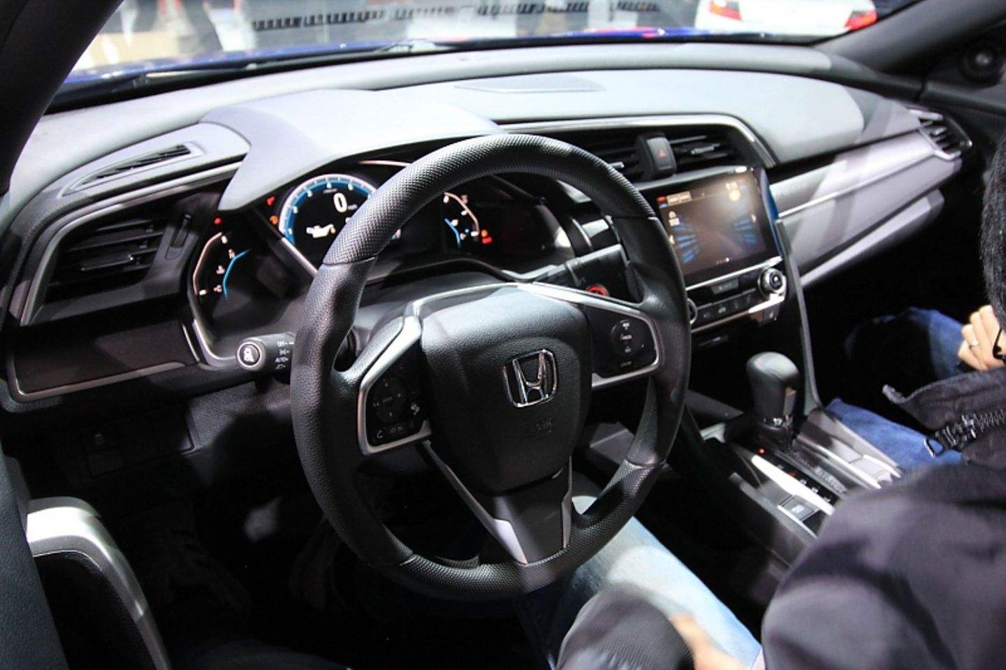 Das Cockpit des Honda Civic Coupe.