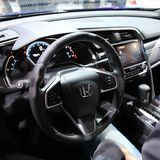 Das Cockpit des Honda Civic Coupe.