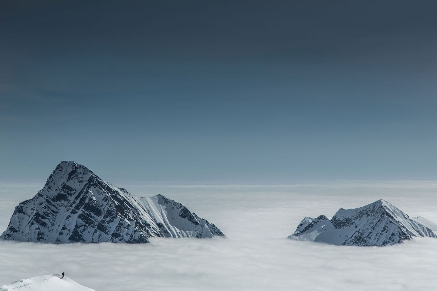 Schneegipfel ragen aus Wolkendecke