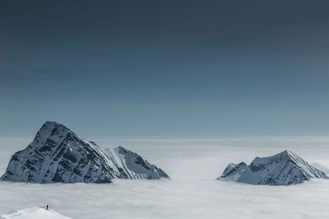 Schneegipfel ragen aus Wolkendecke