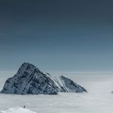 Schneegipfel ragen aus Wolkendecke