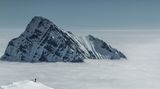 Schneegipfel ragen aus Wolkendecke