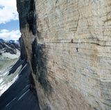 Ausschnitt aus der Nordwand mir den Schatten der anderen Zinnen im Kar