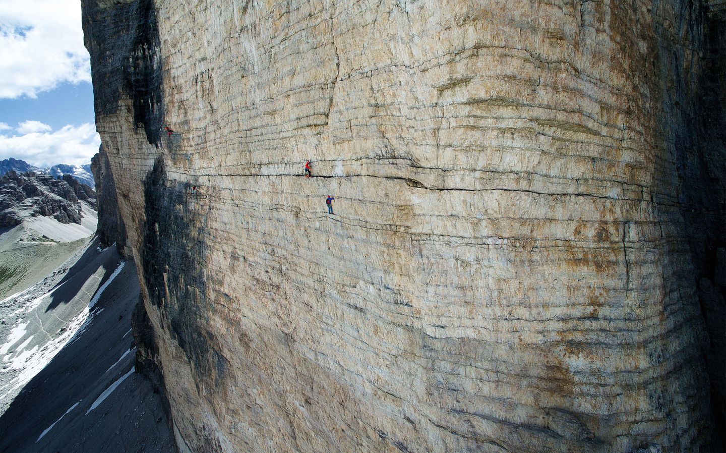 Ausschnitt aus der Nordwand mir den Schatten der anderen Zinnen im Kar