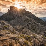 Die Sonne strahl über die Spitzen der Felsberge