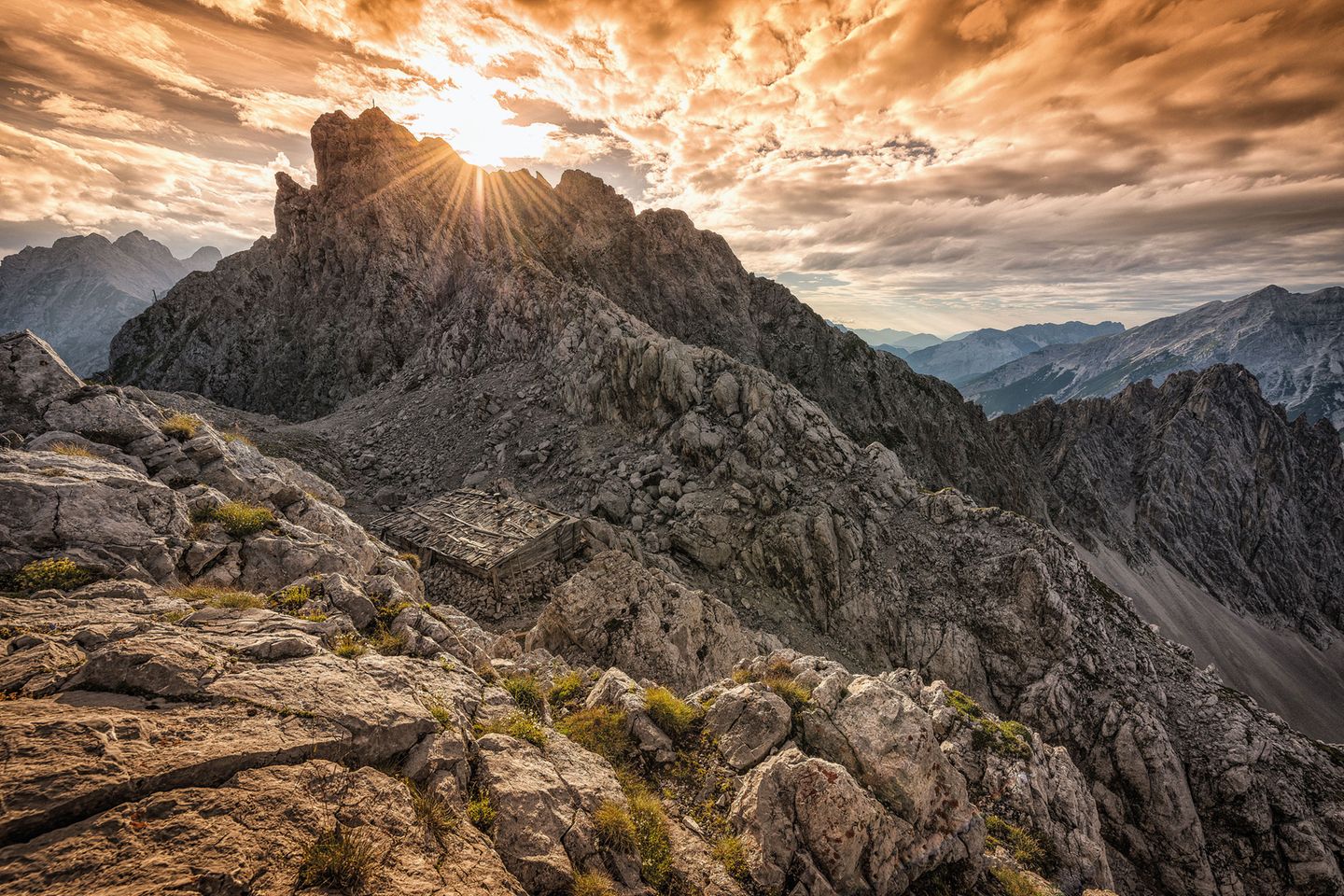 Die Sonne strahl über die Spitzen der Felsberge