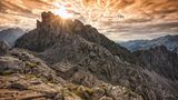 Die Sonne strahl über die Spitzen der Felsberge