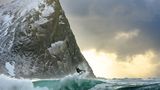 Welle mit verschneitem Berg im Hintergrund