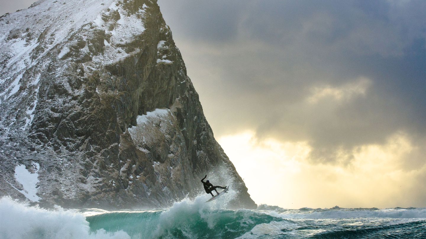 Welle mit verschneitem Berg im Hintergrund