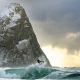 Welle mit verschneitem Berg im Hintergrund