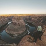 Person sitzt am Klippenrand