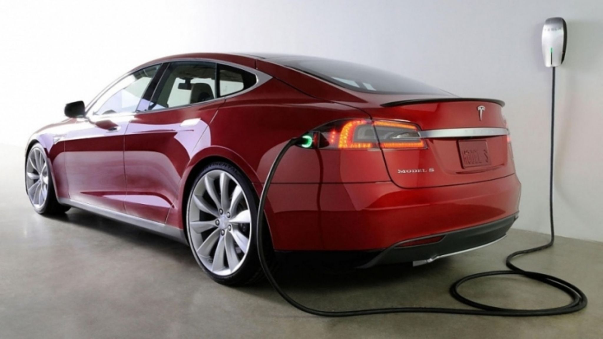 Tesla Model S: 14 Motoren und vier Akkus - AUTO BILD