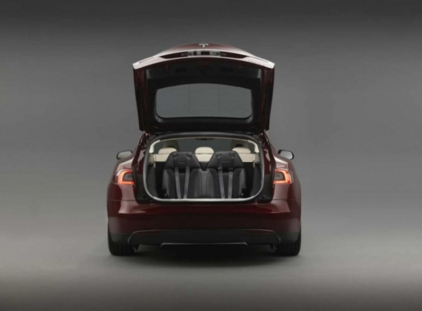 Trotz großer Akkus hat der Tesla auch einen Kofferraum