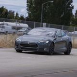 Die Top-Version des Model S schafft den Sprint von null auf 100 km/h in drei Sekunden