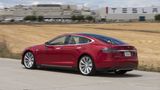 Das Tesla Model S kann per Software-Update Elemente des autonomen Fahren vollziehen