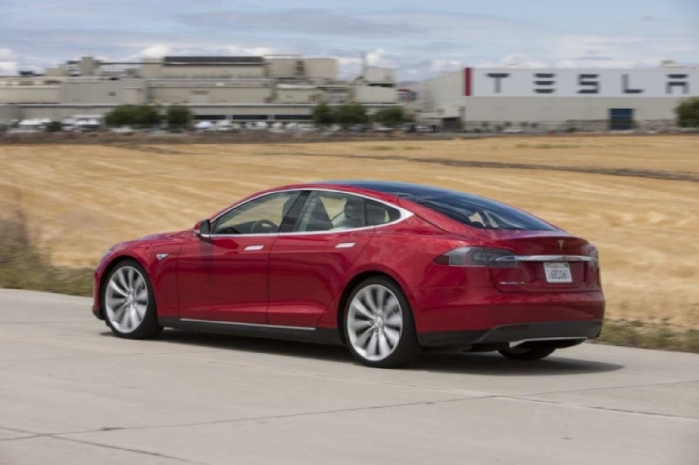 Das Tesla Model S kann per Software-Update Elemente des autonomen Fahren vollziehen