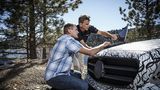 Mercedes E-Klasse 2015 Erprobung - Hubert Schneider kontrolliert die Fahrdaten