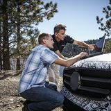 Mercedes E-Klasse 2015 Erprobung - Hubert Schneider kontrolliert die Fahrdaten